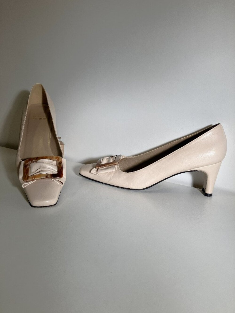 Vintage STUART WEITZMAN Creme Square-Toe Mid-Height Heels. Size 8. Excellent.